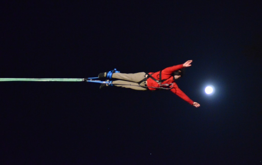 4 Driant Zeneli, Some Say the Moon is Easy to Touch..., 2011. Video, 04'43''. Courtesy the artist and prometeogallery di Ida Pisani, Milan:Lucca